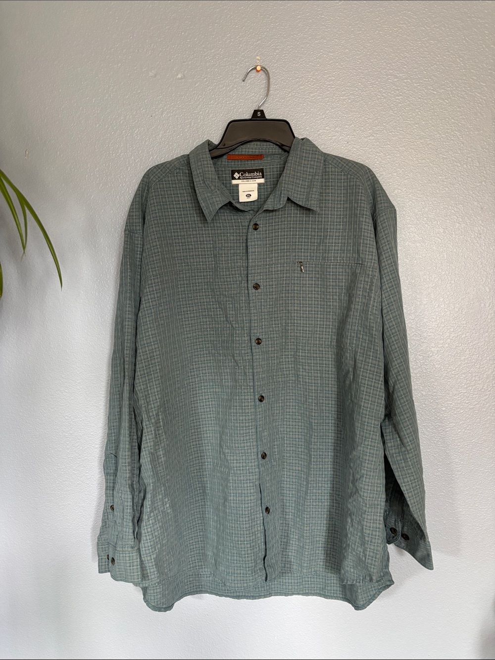 COLUMBIA BUTTON DOWN LONG SLEEVE MENS SHIRT. With front pocket. Size xxl